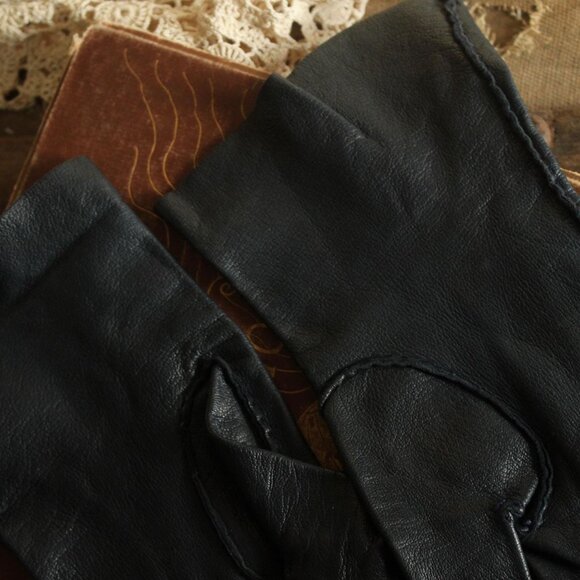 Vintage 1950s Gloves, Size 7 Navy Blue Leather Wrist Or Matinee Length Gloves - Picture 6 of 13